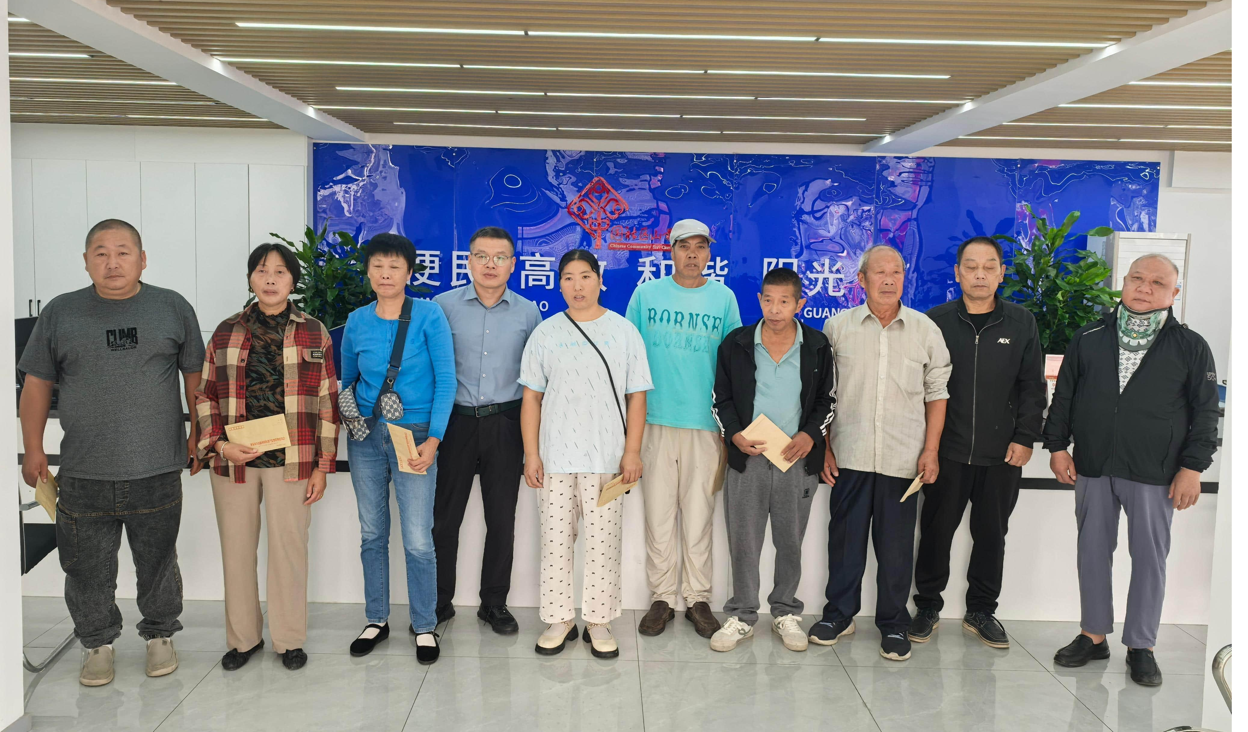 市国资委双节前夕走访慰问山前社区困难群众.png